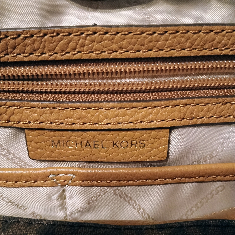 Michael Kors Carrie Large Shoulder Tote - Picture 9 of 10